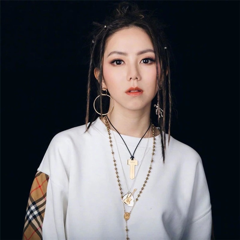 Vòng cổ Thép Không Gỉ Mặt Hình Cây Đàn Guitar Wang Yibo Deng Ziqi Cá Tính Dành Cho Nam Và Nữ