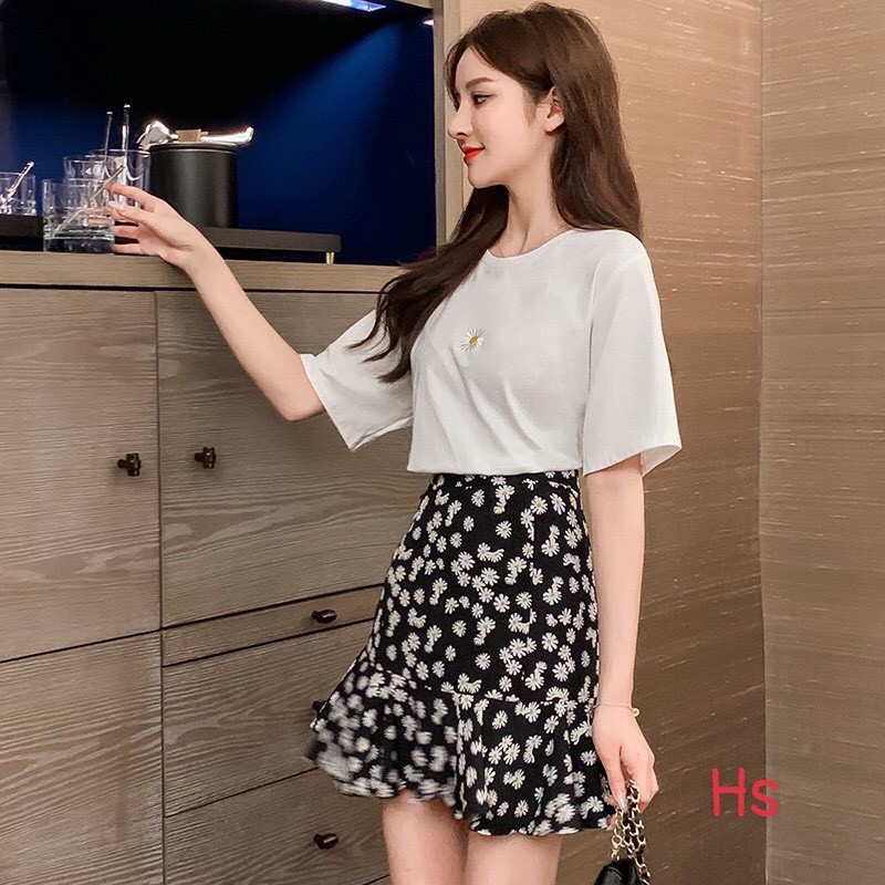 [MẪU HOT] Chân váy ngắn hoa nhí vintage kèm áo phông nữ trơn. | BigBuy360 - bigbuy360.vn