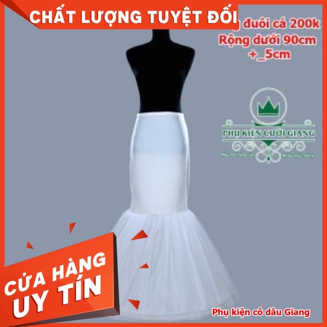 Tùng mặc trống váy cưới đuôi cá