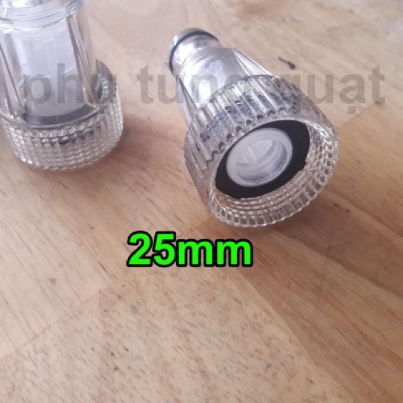 Cút lọc nước nối với dây hút của máy rửa xe gia đình mini
