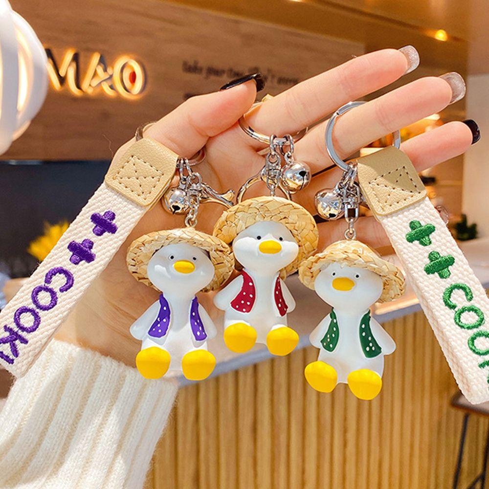 Móc Khóa Hình Chú Vịt Đội Nón Rơm Sáng Tạo Giá Đỡ