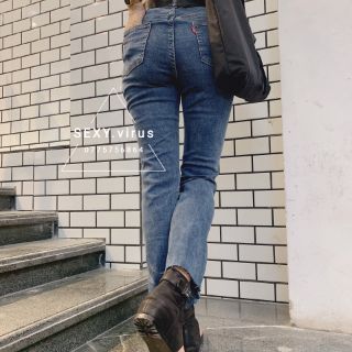 Quần jean ống loe cắt gối