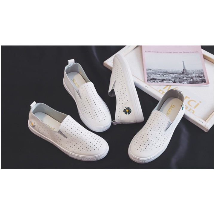 Giày slip on trắng hoa cúc hàng Quảng Châu | BigBuy360 - bigbuy360.vn