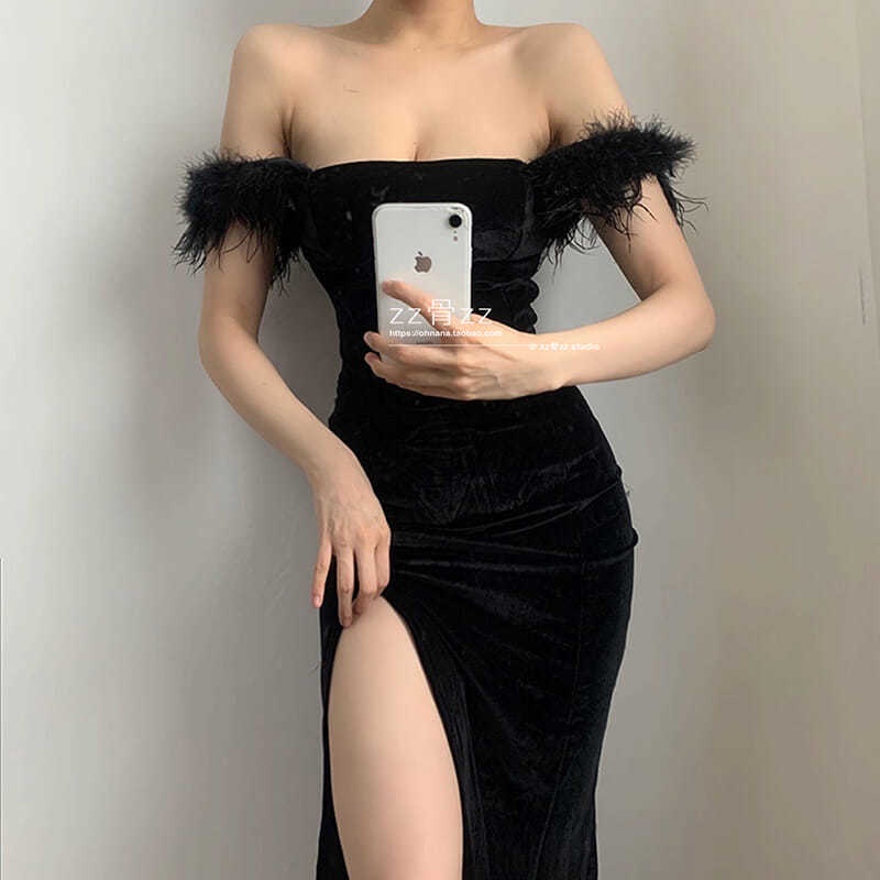 Đầm nhung body trễ vai điểm nhấn tay lông sang trọng quyến rũ