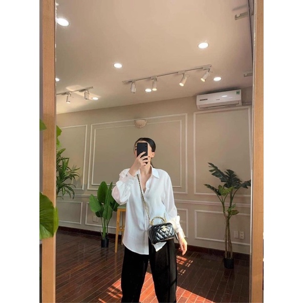 Áo sơ mi trắng nữ in chữ điểm tay