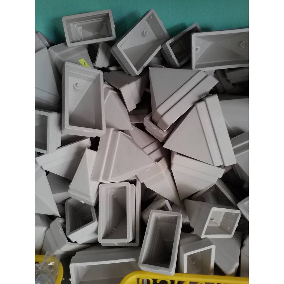 Bịt sắt 25X50 trắng chụp hàng rào bằng nhựa màu trắng nhọn bảo vệ ống sắt chống ăn mòn bên trong