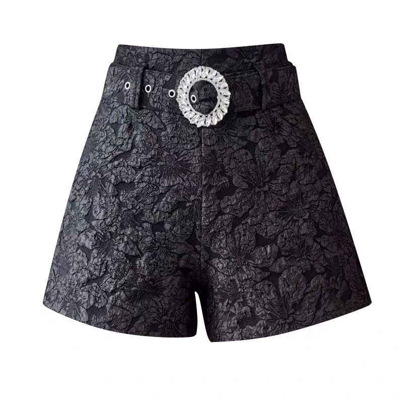 Pass quần shorts kèm belt màu đen size M  hình thật