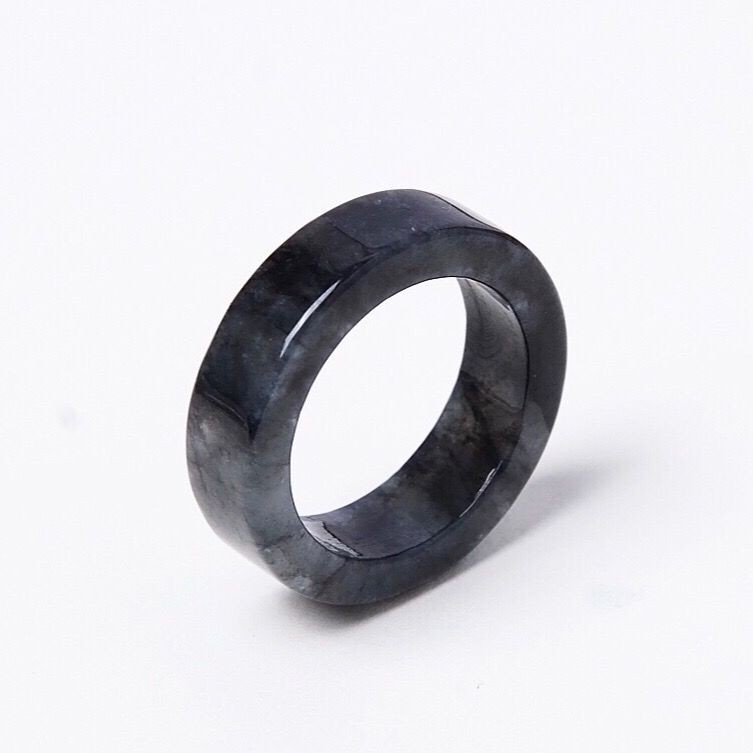 Nhẫn đá ngọc bích màu đen kiểu dáng đơn giản sang trọng