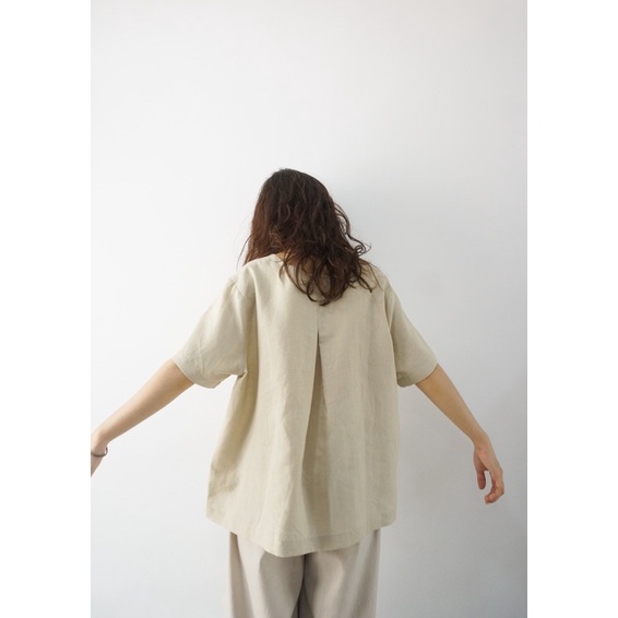 Áo cổ V hàng nút