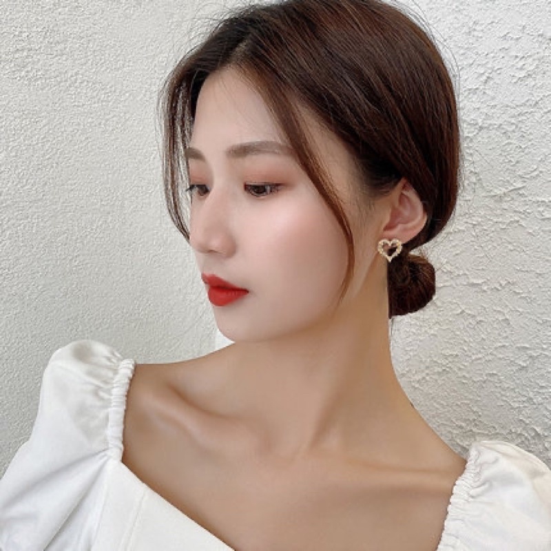 Khuyên tai bac 925 mạ vàng khảm hạt trai hình trái tim độc đáo lạ mắt