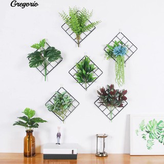 Khung lưới bằng sắt treo hoa trang trí