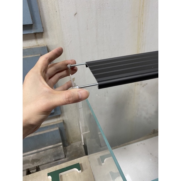 Chân gác mica máng W106