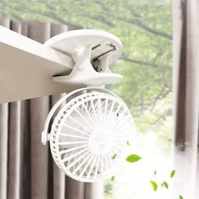Quạt tích điện phun sương mini cầm tay có đế kẹp bàn  tiện lợi