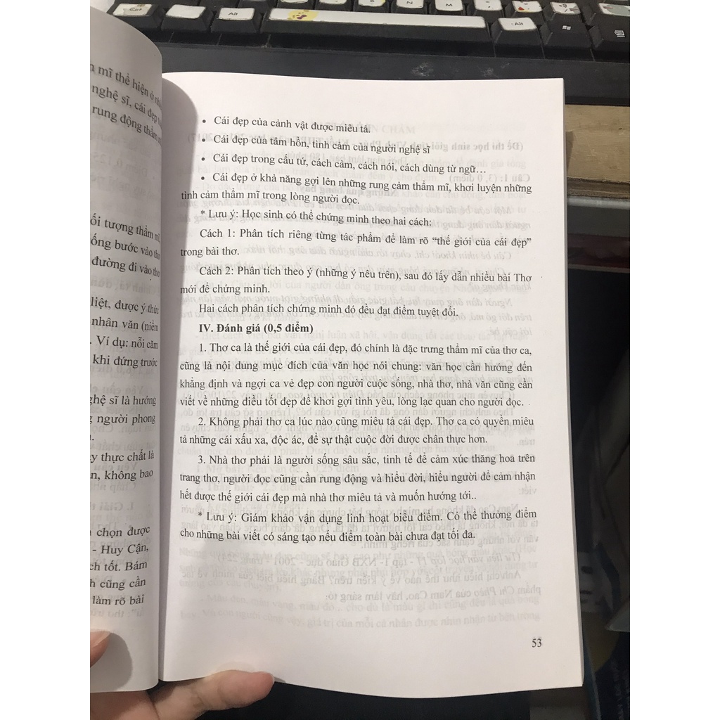 Sách - Tuyển chọn đề thi học sinh giỏi môn Ngữ Văn lớp 11
