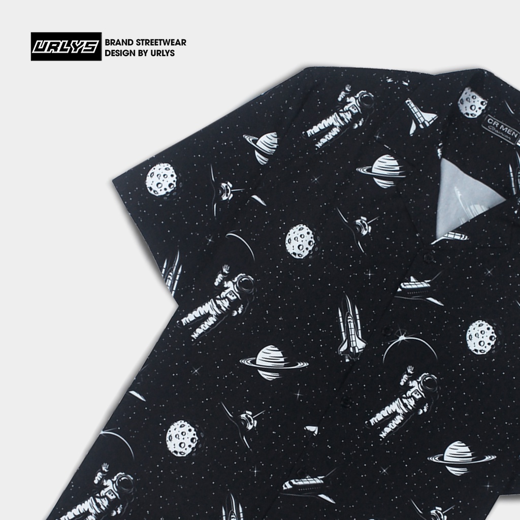 Áo sơ mi tay ngắn nam nữ URLYS form rộng sơ mi họa tiết tay lỡ cổ vest unisex ulzzang phi hành gia đen