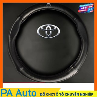 Bọc vô lăng, bọc tay lái, bọc da vô lăng cao cấp mẫu Carbon có đính kèm logo TOYOTA màu đen