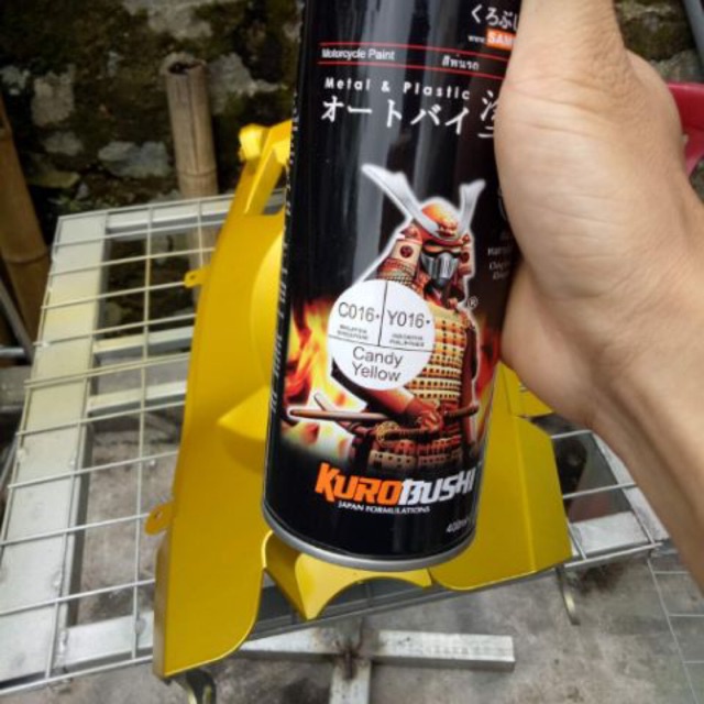 Sơn Xịt Samurai Màu Vàng Candy Y016 (nên lót nền bạc)