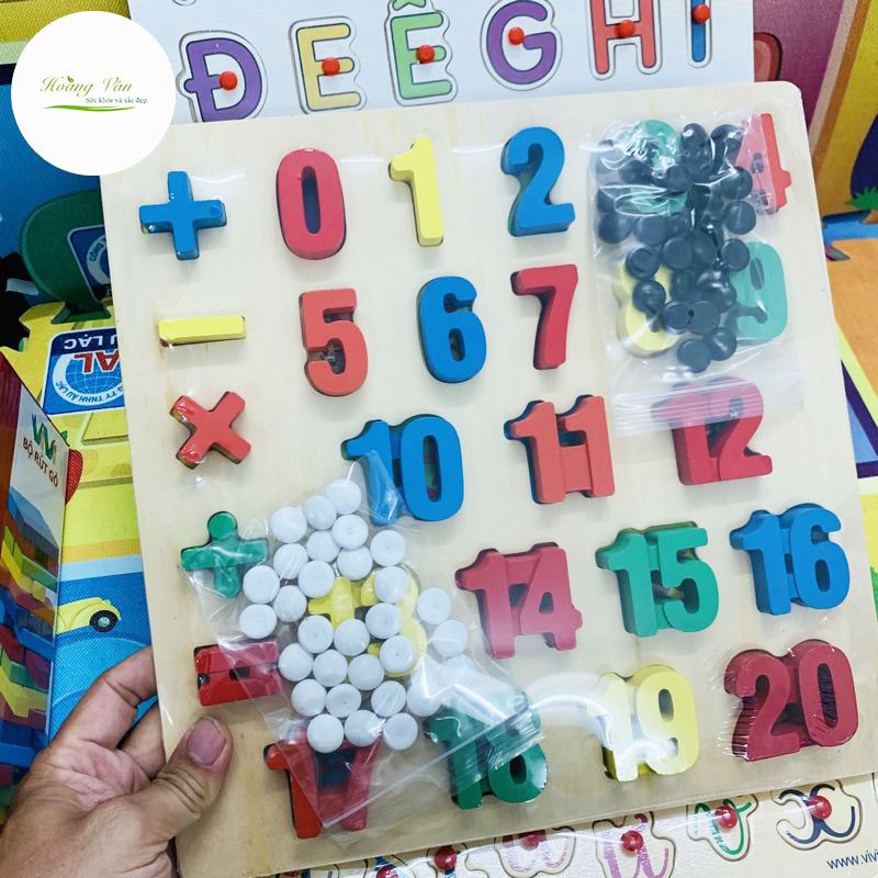 Bộ đồ chơi bảng gỗ gồm chữ số nổi từ 0 đến 20 (có dấu cộng trừ nhân chia bằng) - kèm mặt sau là bộ cờ vây, cờ ca rô
