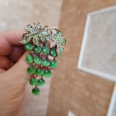 Ghim cài áo hình chùm nho đính đá và kim cương giả phong cách thời trang độc đáo
