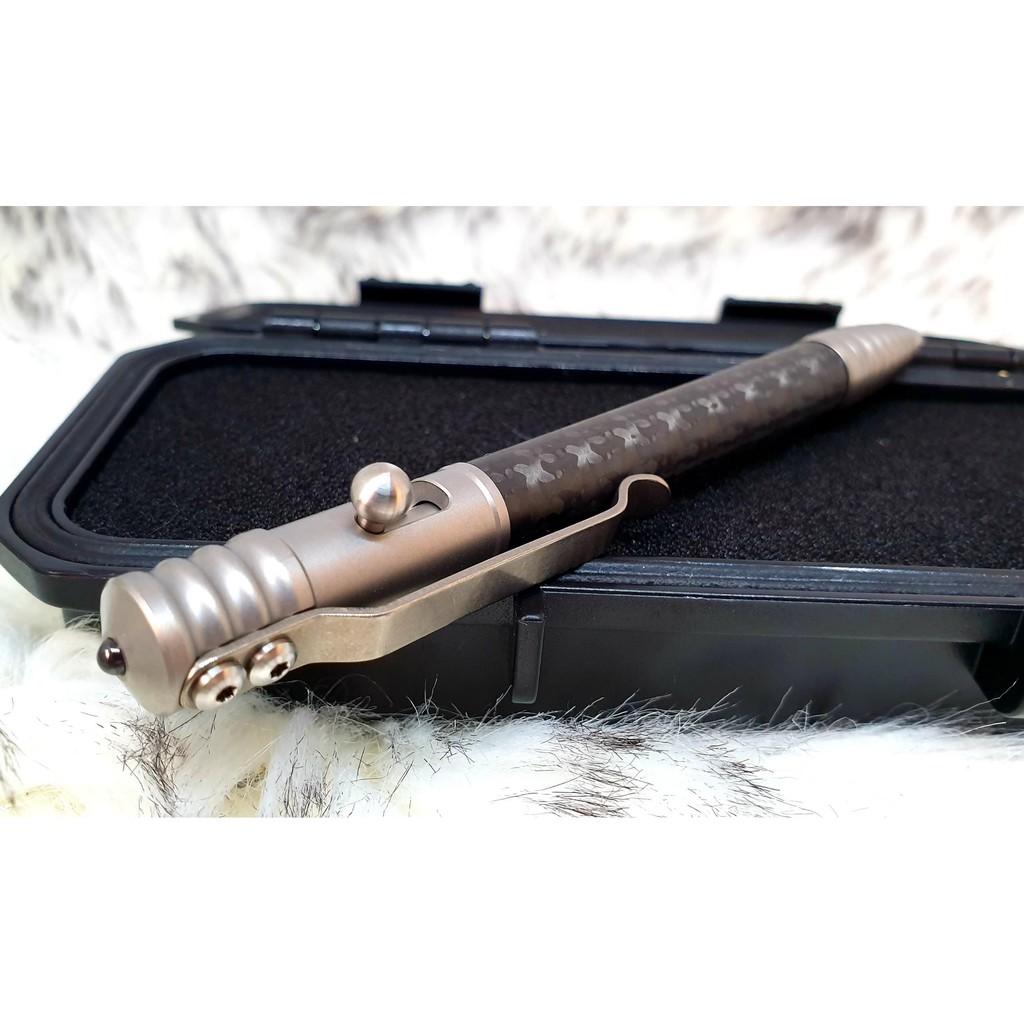 Bút Tactical Titanium - sợi Carbon của Tacray cơ chế bolt-action