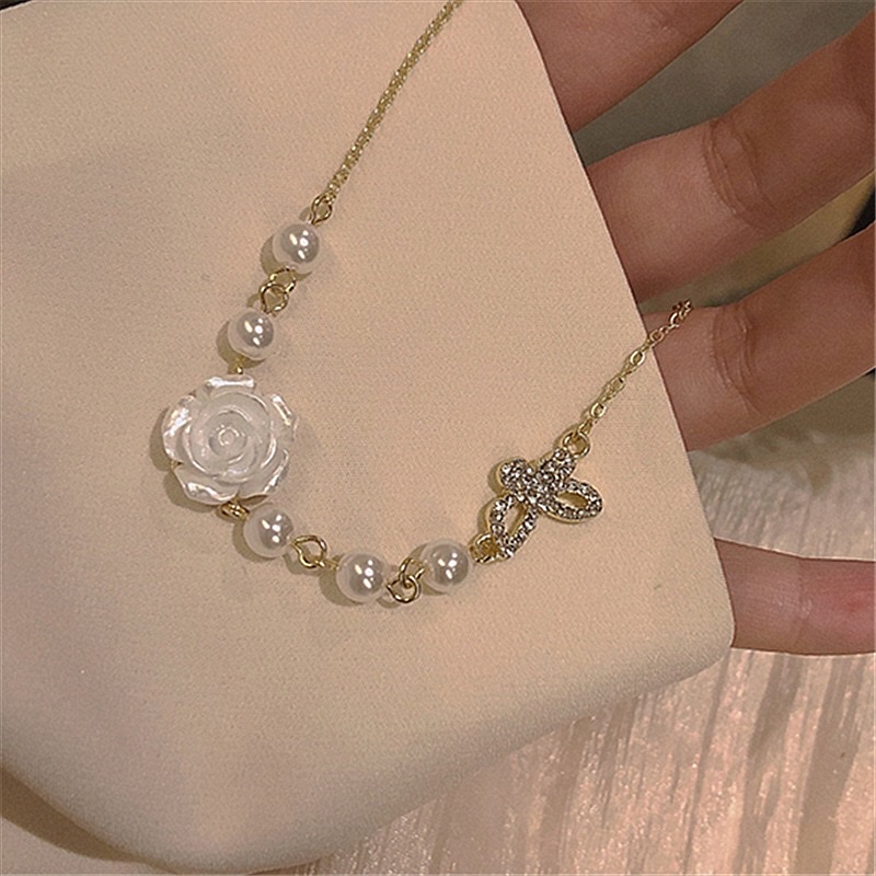 Dây Chuyền Choker Hoa Hồng Trắng Phối Hình Bướm Đính Đá - Vani Store