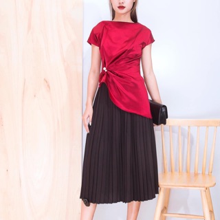 Set áo đỏ nhún váy xếp ly đen