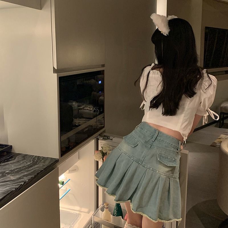 Chân váy denim màu xanh nhạt lưng cao dáng chữ A