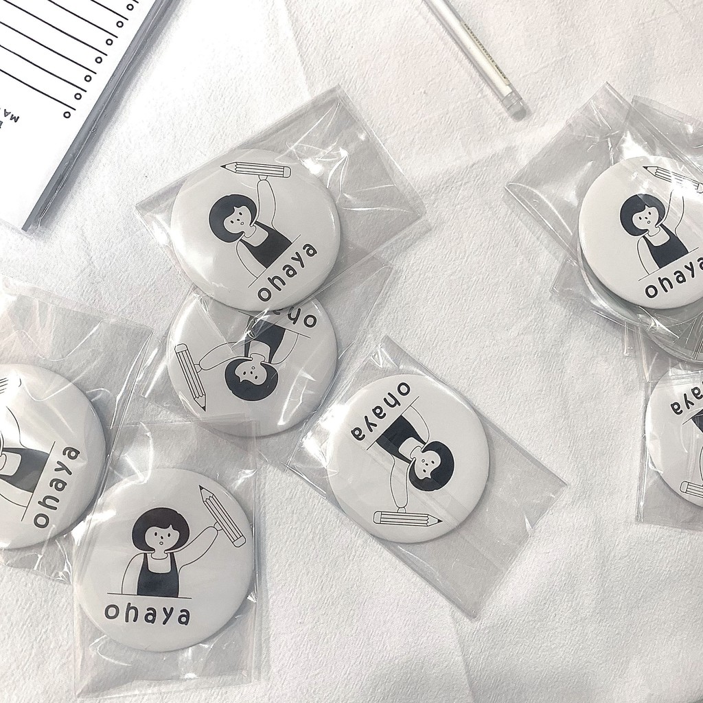 Gương trang điểm cầm tay nhỏ nhắn họa tiết cô bé cầm bút chì đáng yêu