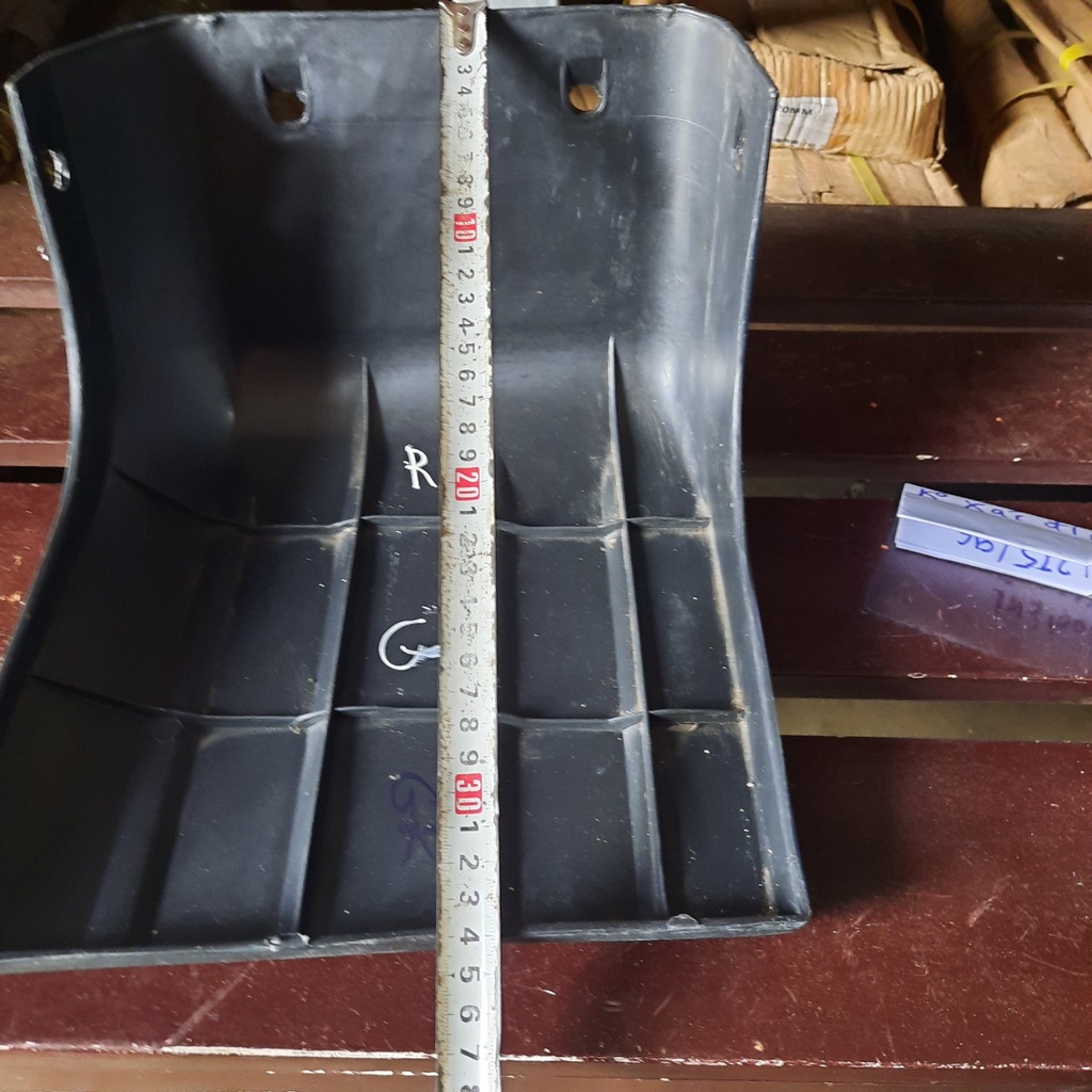 Ốp cản  trước xe Huyndai 5 tấn đời 97,  Kích thước rộng 26cm dài 35cm