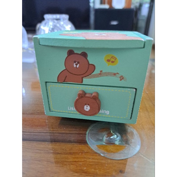 Chiếc hộp gỗ có gương mini xinh xắn