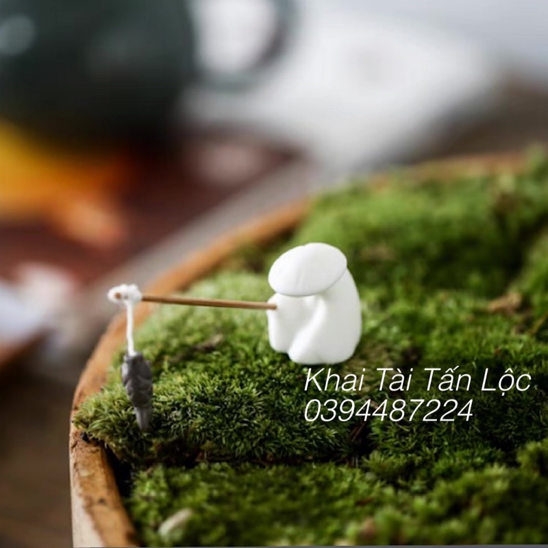 Tượng ông lão câu cá gốm trắng tí hon cao3cm cắm nhang trang trí