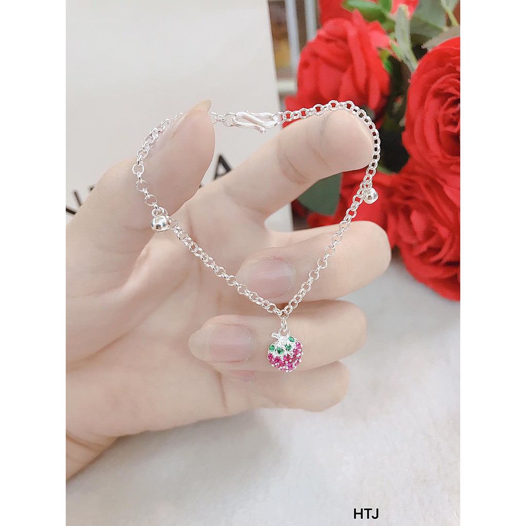 Bộ trang sức dâu tây được kiểm tra hàng