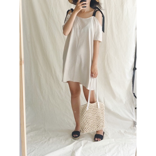 Đầm bẹt vai Dây đen