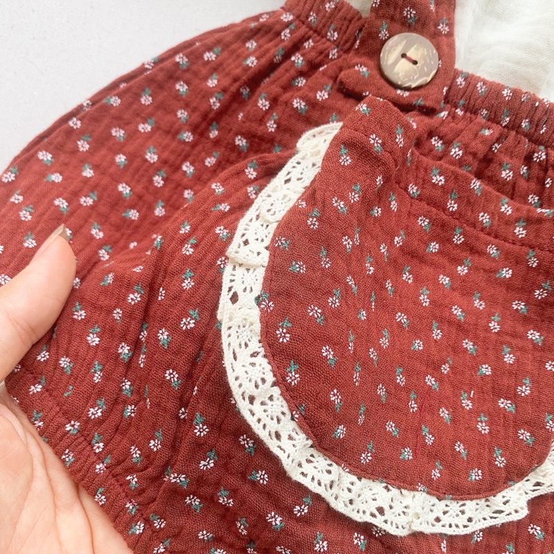 Set yếm kèm áo cổ sen xô muslin mềm mại cho bé