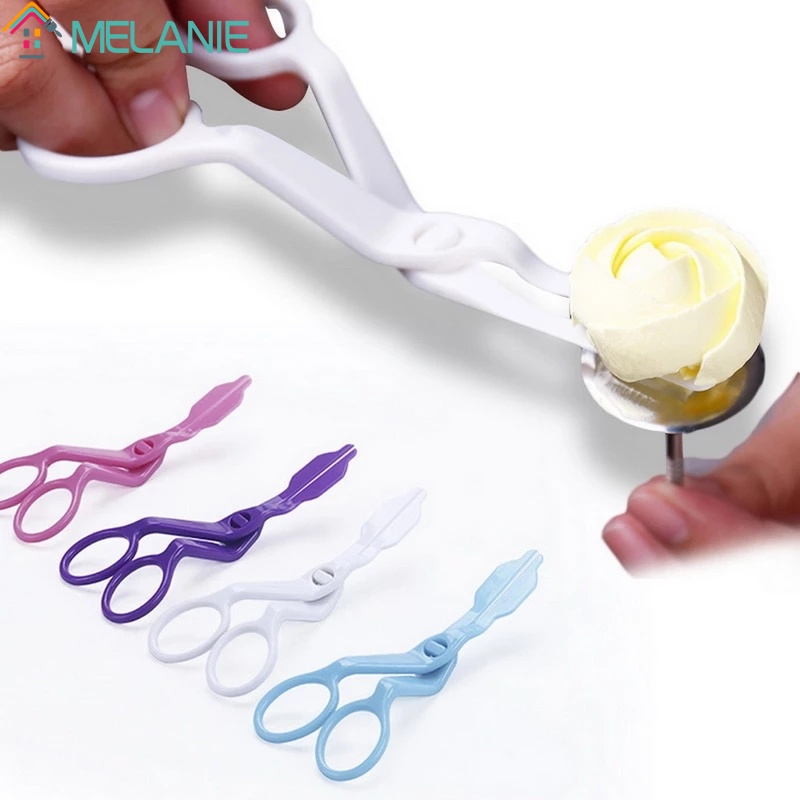Kéo nhựa cắt hoa trang trí bánh