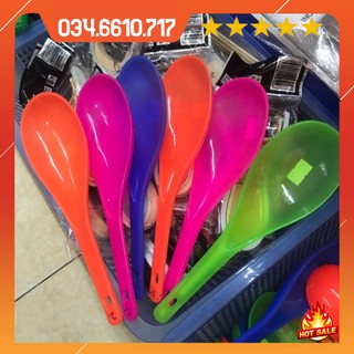 Thìa nhựa múc cơm canh (1 chiếc màu ngẫu nhiên)