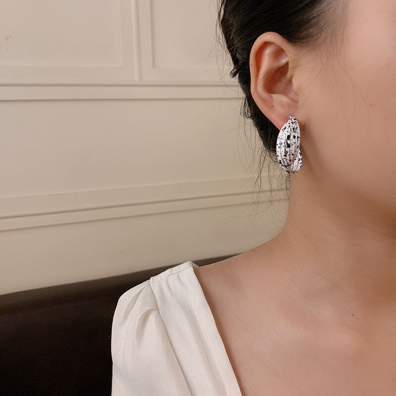 Bông tai nữ bò sữa HOT TREND trắng đen cá tính siêu xinh khuyên tai nhiều kiểu dáng TOBI STORE TB349