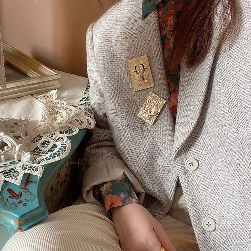 Ghim Cài Áo Hình Vuông Bằng Kim Loại Tráng Men Chạm Nổi Phong Cách Cổ Điển Sáng Tạo Cho Nam Và Nữ