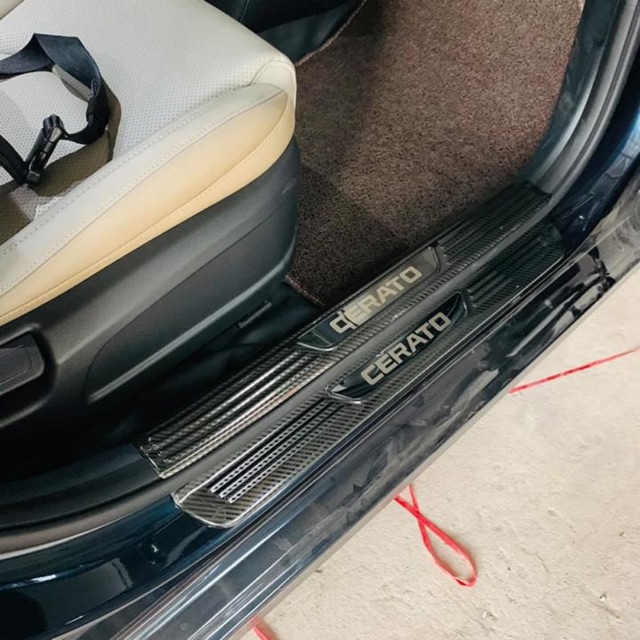 Ốp bậc cửa, nẹp bước chân cacbon xe Kia Cerato 2019- 2021 vân Cacbon cao cấp