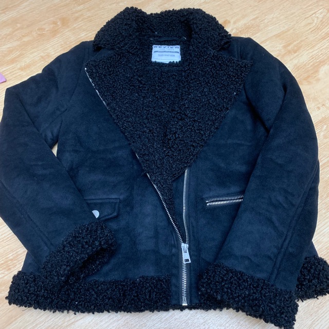 Áo khoác da lộn màu đen,m chụp k rõ được màu,new giật tag,sz S,dưới năm mươi kg mặc vừa đẹp luôn nha,áo chất lừ ấy cácb