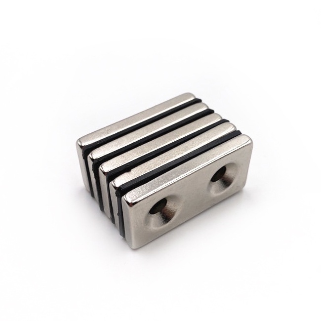 Nam châm đất hiếm hình chữ nhật kích thước 40x20x5mm có 2 lỗ bắt vít từ tính khỏe N35