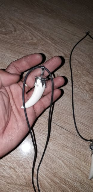 Dây chuyền da Pu mặt nanh rất đẹp