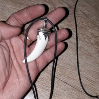Dây chuyền da Pu mặt nanh rất đẹp