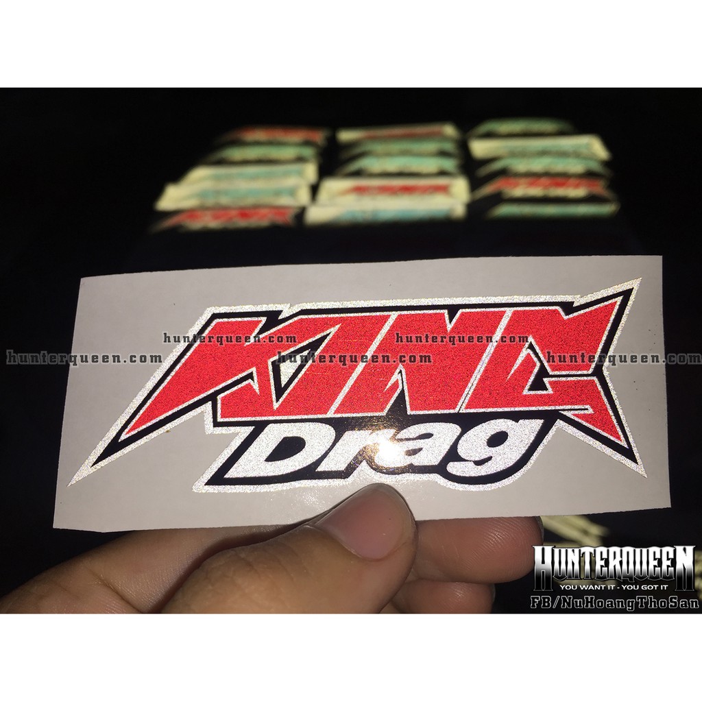 Chữ King Drag xanh đỏ phản quang [9.4x3.1cm]. Decal cao cấp chống nước, tem dán trang trí nón bảo hiểm, logo sticker