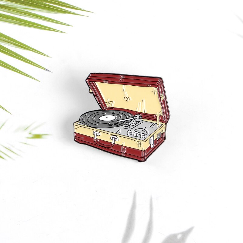 Huy hiệu cài áo hình máy nghe nhạc cổ điển