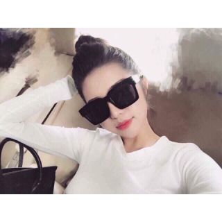  Kính đen ngầu