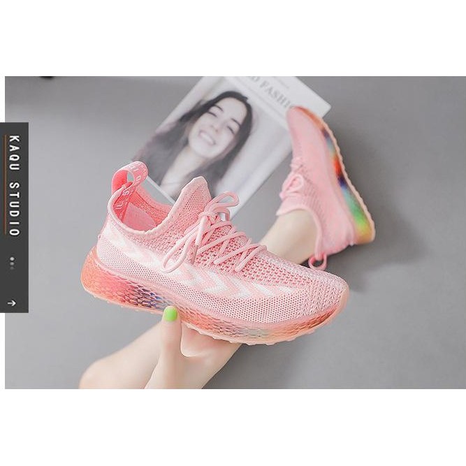 Giày sneaker nữ hồng cánh sen mặt đế màu cầu vòng