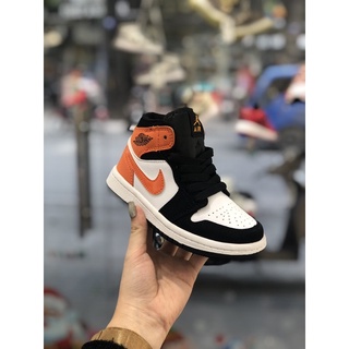 Giày Jordan cho bé màu cam đen