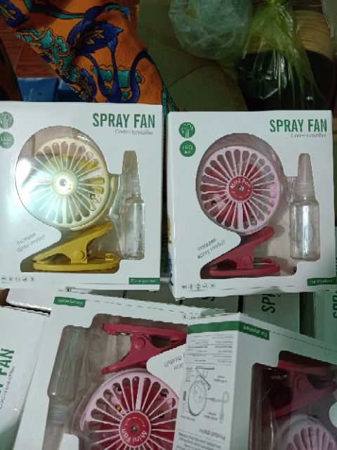 Quạt kẹp xe đẩy tích điện phun sương có đèn led mini fan