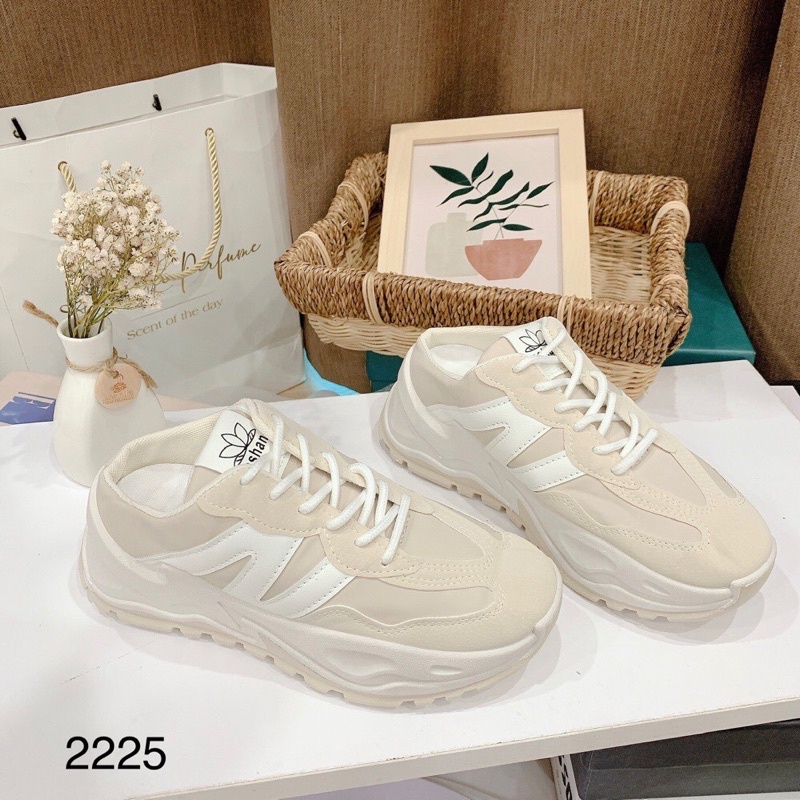 Giày sục thể thao nâng đế N mã 2225